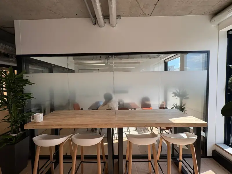 Vitrophanie pour bureau Ornikar